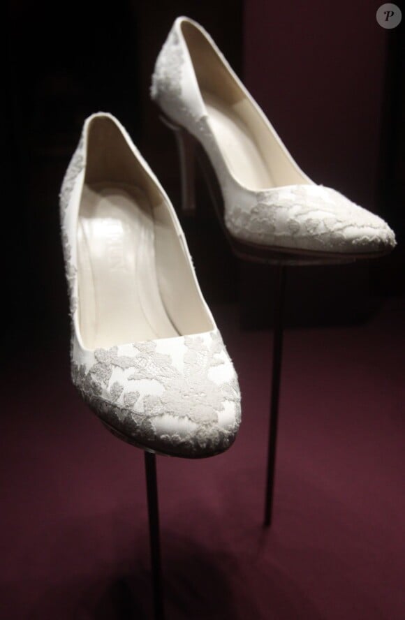 Les chaussures et bijoux de Kate Middleton sont exposés dès le 23 juillet 2011 au palais de Buckingham, à Londres. Une création de Sarah Burton.