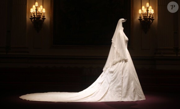 La robe de mariée de Kate Middleton exposée dès le 23 juillet 2011 au palais de Buckingham, à Londres. Une création de Sarah Burton.