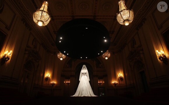 La robe de mariée de Kate Middleton exposée dès le 23 juillet 2011 au palais de Buckingham, à Londres. Une création de Sarah Burton.
