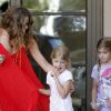 Denise Richards avec ses filles Lola et Sam à Los Angeles le 23 juillet 2011, jour de la baby-shower organisée pour sa fille, Eloise, qu'elle vient d'adopter