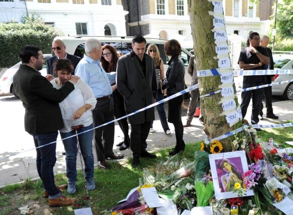 Reg Traviss, dernier boyfriend d'Amy, était également présent (à droite de Mitch Winehouse).
A Camden Square, devant l'appartement d'Amy Winehouse où a été retrouvé son corps sans vie samedi 23 juillet 2011, les témoignages de chagrin se multiplient.