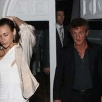 Sean Penn discret avec sa jolie brune, mais certains gestes ne trompent pas