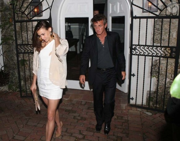 Sean Penn et Stacey Koplin à la sortie d'un restaurant de Miami, mi-juillet 2011. Cette jolie brune est la dernière conquête de l'acteur.