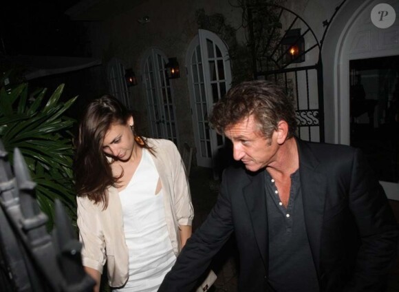 Sean Penn et Stacey Koplin à la sortie d'un restaurant de Miami, mi-juillet 2011. Dans la voiture, ils seront tranquilles.