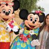 Elisa Tovati avec Mickey et Minnie lors de l'inauguration du grand château de sable Disneyland Paris à Paris Plages le 23 juillet 2011