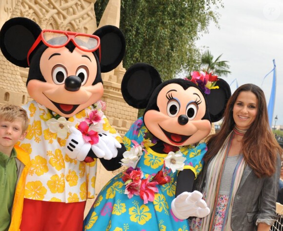 Elisa Tovati avec Mickey et Minnie lors de l'inauguration du grand château de sable Disneyland Paris à Paris Plages le 23 juillet 2011