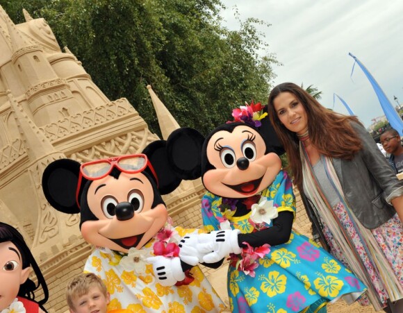 Elisa Tovati lors de l'inauguration du grand château de sable Disneyland Paris à Paris Plages le 23 juillet 2011