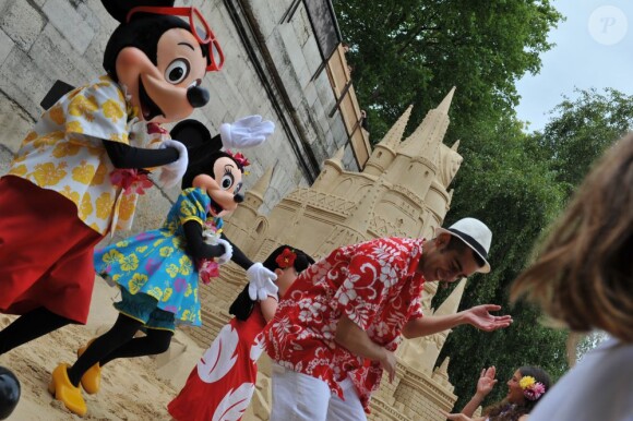 Mickey et Minnie ont fait la fête lors de l'inauguration du grand château de sable de la Belle au Bois Dormant à Paris Plages, le 23 juillet 2011