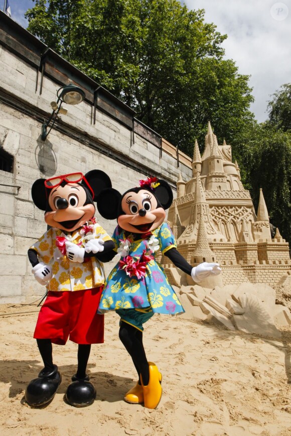 Mickey et Minnie ont fait la fête lors de l'inauguration du grand château de sable de la Belle au Bois Dormant à Paris Plages, le 23 juillet 2011