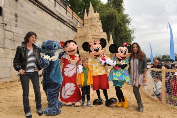 Irène Jacob, son fils, et Elisa Tovati lors de l'inauguration du grand château de sable Disneyland Paris à Paris Plages