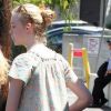 Photo exclusive : Elle Fanning dans les rues de Los Angeles, fait son shopping en achetant le magazine ELLE