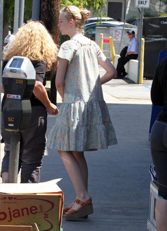 Photo exclusive : Elle Fanning dans les rues de Los Angeles, fait son shopping en achetant le magazine ELLE
