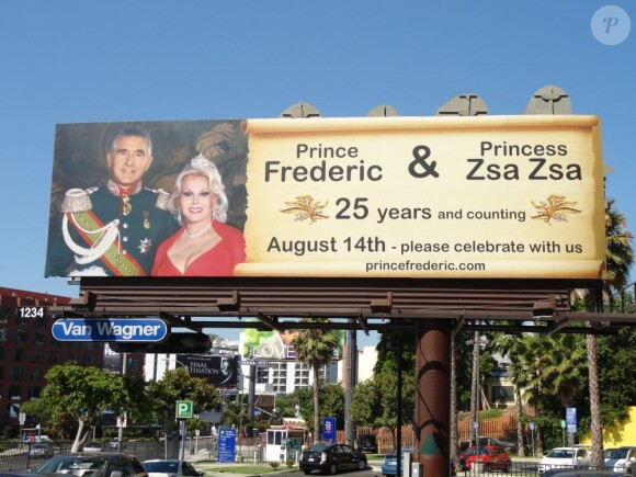 Le 25e anniversaire de mariage du Prince Frédéric Von Anhalt et de Zsa Zsa Gabor présenté sur Sunset Boulevard à Beverly Hills le 25 juillet 2011