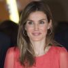 Letizia d'Espagne brille encore avec son look estival et très élégant lors d'une visite à la Fondation Handisport espagnole à Palma de Majorque le 27 juillet 2011