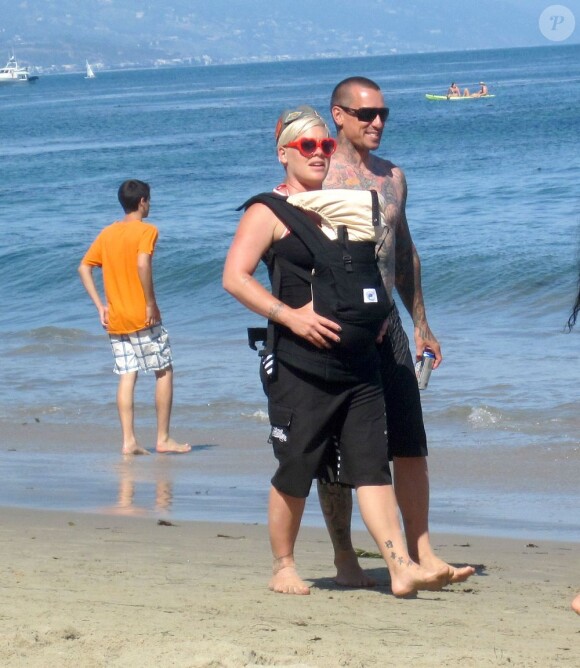Pink et Carey Hart début juillet 2011, à Malibu, avec leur petite fille Willow.