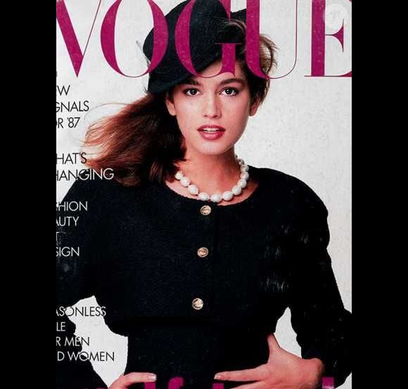 Janvier 1987 : Cindy Crawford, âgée de 20 ans, pose en couv' du magazine Vogue.