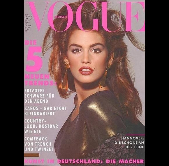 21 ans et une carrière de mannequin qui explose. Cindy Crawford pose en couverture de l'édition allemande du magazine Vogue. Octobre 1987.
