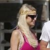 Paris Hilton retrouve des amis sur une plage de Malibu, samedi 30 juillet 2011.