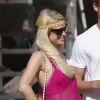 Paris Hilton retrouve des amis sur une plage de Malibu, samedi 30 juillet 2011.