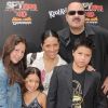 Pepe Aguilar et sa famille lors de l'avant-première du film Spy Kids 4 : All the time in the world à Los Angeles le 31 juillet 2011