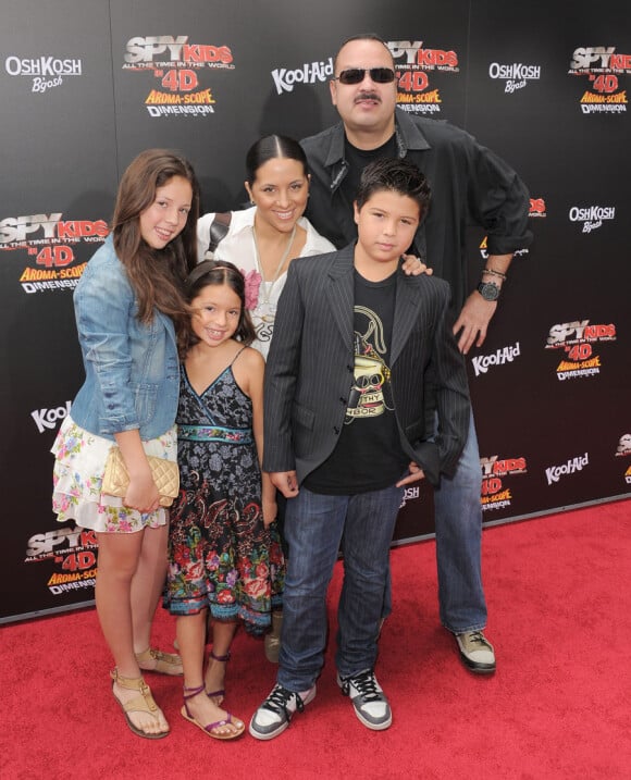 Pepe Aguilar et sa famille lors de l'avant-première du film Spy Kids 4 : All the time in the world à Los Angeles le 31 juillet 2011