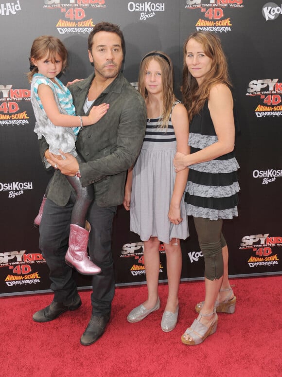 Jeremy Piven, sa soeur et ses nièces lors de l'avant-première du film Spy Kids 4 : All the time in the world à Los Angeles le 31 juillet 2011
