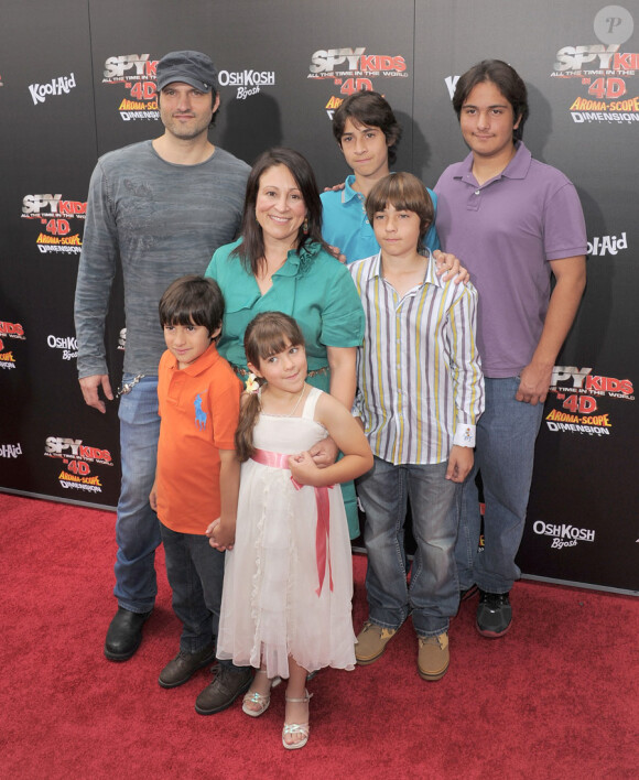 Robert Rodriguez en famille lors de l'avant-première du film Spy Kids 4 : All the time in the world à Los Angeles le 31 juillet 2011
