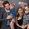 Joel McHale en famille lors de l'avant-première du film Spy Kids 4 : All the time in the world à Los Angeles le 31 juillet 2011