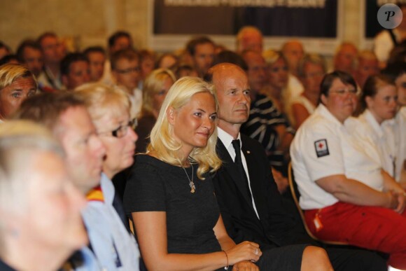 La princesse Mette-Marit de Norvège à Oslo, le 1er août 2011, pour un hommage aux volontaires de la Croix-Rouge norvégienne qui sont intervenus après les attaques meurtrières de Breivik.