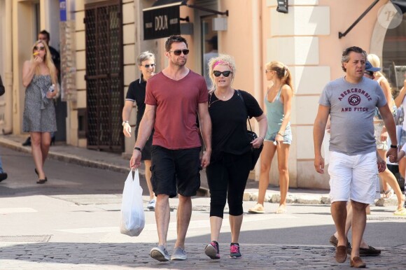 Hugh Jackman et son épouse Deborra-Lee Furness dans les rues de Saint-Tropez, le 1er août 2011.