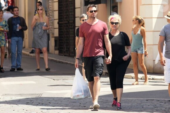 Hugh Jackman et son épouse Deborra-Lee Furness dans les rues de Saint-Tropez, le 1er août 2011.