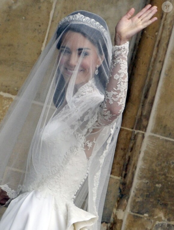 Kate Middleton dans sa robe Alexander McQueen ornée de dentelle Sophie Hallette. 29 avril 2011