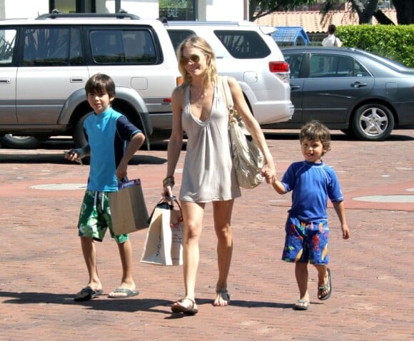 LeAnn Rimes avec les enfants de son époux, Eddie Cibrian, à Los Angeles, lundi 1er août 2011.