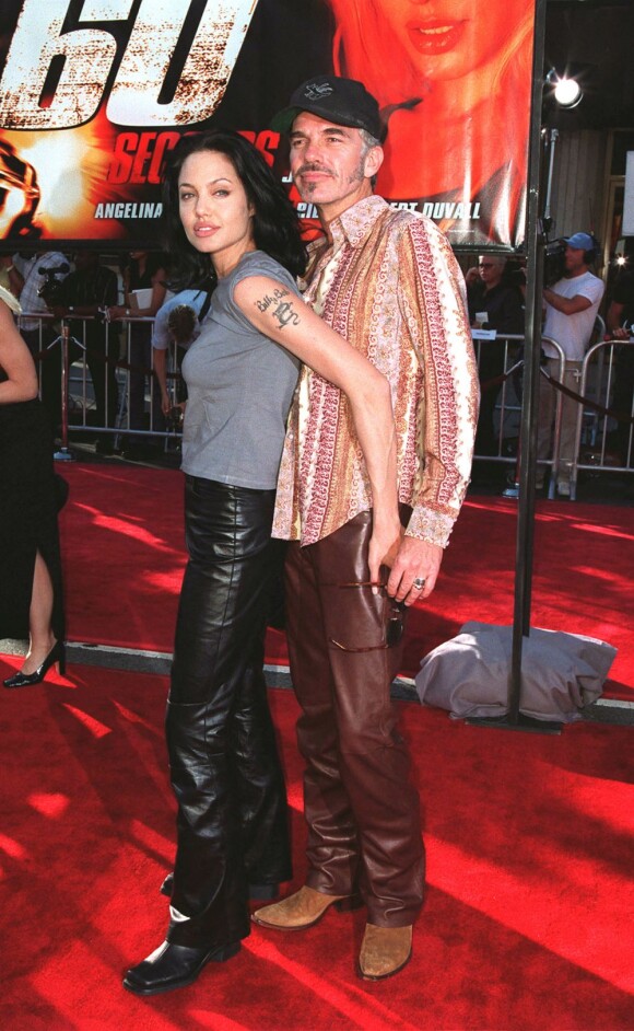 Angelina Jolie est sulfureuse aux côtés de son deuxième mari, l'acteur Billy Bob Thornton. Elle ne quitte plus non plus son fameux pantalon en cuir ! Los Angeles, 5 juin 2000