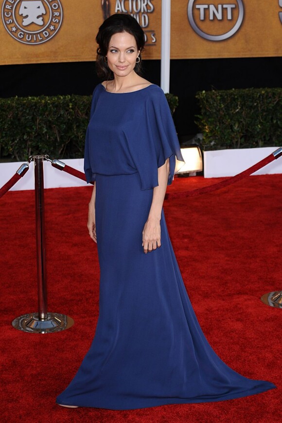 Angelina Jolie commet un fashion faux pas avec cette robe trop ample pour sa silhouette svelte. Los Angeles, 25 janvier 2009