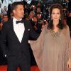 Bien qu'enceinte, Angelina Jolie opte pour une robe qui ne l'a met pas vraiment en valeur. Cannes, mai 2008
