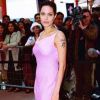 Carton rouge pour cette robe rose bonbon ! Angelina Jolie vient "d'abandonner" ses looks vamp' et tente de féminiser sa garde-robe. Encore un petit effort... Londres, 20 juin 2000
