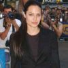Angelina Jolie commet un vrai fashion faux pas en alliant un top marron à un tailleur noir. Nouveau flop pour la compagne de Brad Pitt !