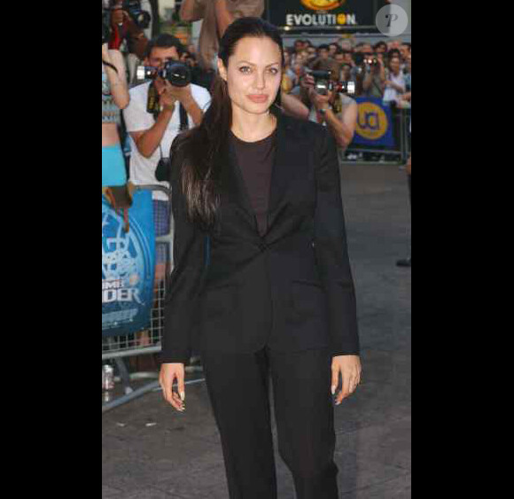 Angelina Jolie commet un vrai fashion faux pas en alliant un top marron à un tailleur noir. Nouveau flop pour la compagne de Brad Pitt !