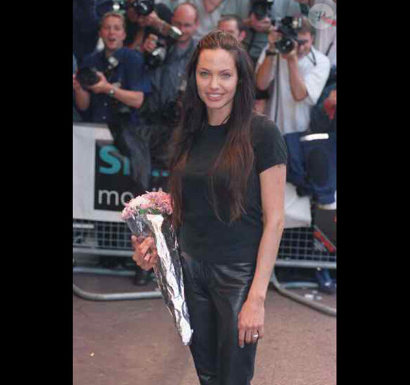 Angelina Jolie devrait penser à ranger au placard son horrible pantalon en cuir. Pas glamour pour un sou ! 
