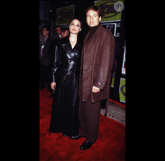 Angelina Jolie a connu une longue période vamp' où le cuir faisait partie intégrante de sa vie ! Ici avec David Duchovny à New York le 15 novembre 1997