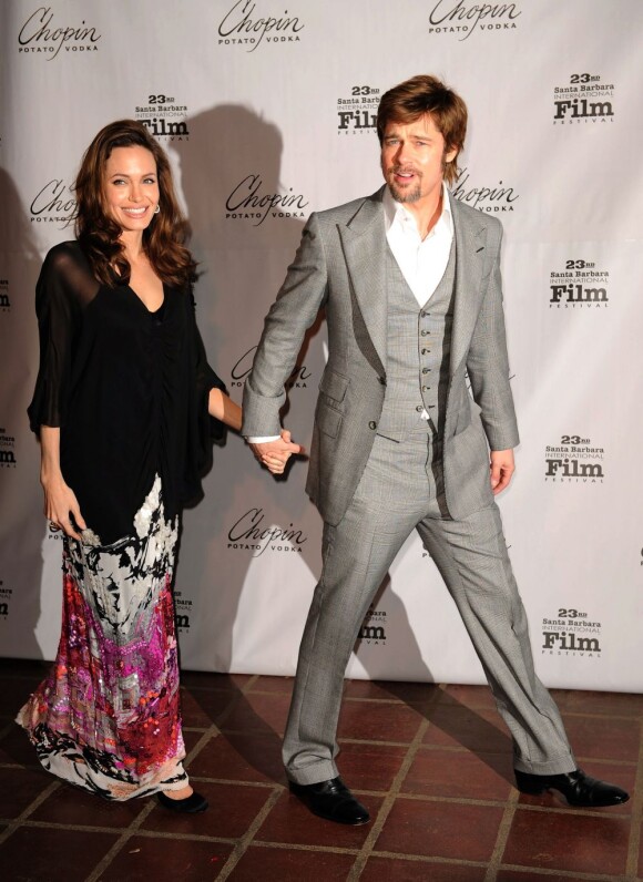 Angelina Jolie commet encore des fashion faux pas même aux bras de Brad Pitt ! Avec sa jupe aux motifs suspects et son top transparent, Angie ne fait pas l'unanimité. Santa Barbara, 2 février 2008