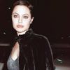 Avec sa cape noire, Angelina Jolie prouve son goût pour le style gothique... Un grand NON pour ce look effrayant ! Los Angeles, 17 novembre 1997