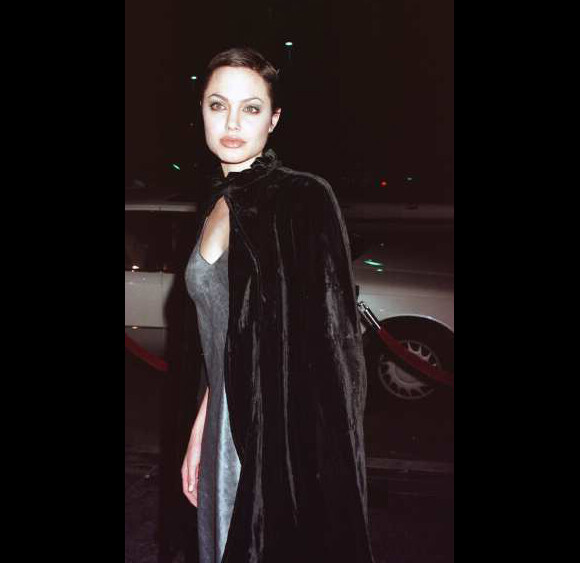 Avec sa cape noire, Angelina Jolie prouve son goût pour le style gothique... Un grand NON pour ce look effrayant ! Los Angeles, 17 novembre 1997