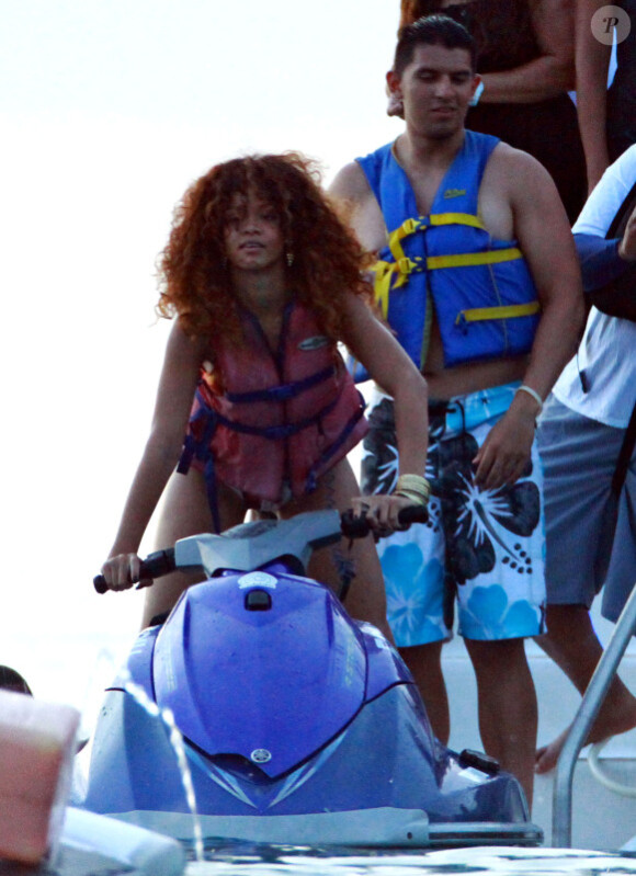 Rihanna en vacances à La Barbade, le 6 août 2011. La chanteuse fait beaucoup de jet-ski depuis son arrivée sur l'île.