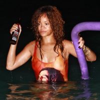 Rihanna en vacances : maillot échancré, sexy-attitude et petit coup dans le nez