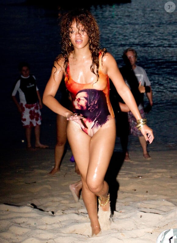 Rihanna en vacances à La Barbade, le 6 août 2011. Sur son maillot, son idole : Bob Marley.
