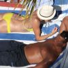 Cameron Diaz bien installée au soleil en compagnie de son boyfriend Alex Rodriguez, à Miami. Août 2011