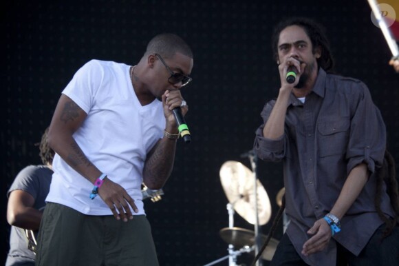 Damian Marley (à droite), sur scène aux côtés du rappeur Nas, au Festival de Coachella, en Californie, le 17 avril 2011.