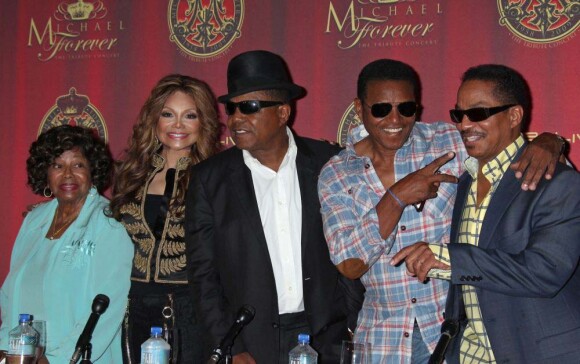 Katherine, Latoya, Tito, Jackie et Marlon Jackson à la conférence de presse pour annoncer le concert Michael Forever, à Beverly Hills, le 25 juillet 2011.